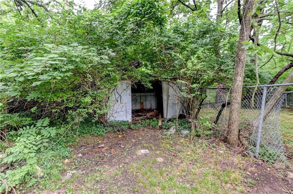 Photo 42 of 46 - 9800 Parkwood Avenue, Kansas City, MO 64137
