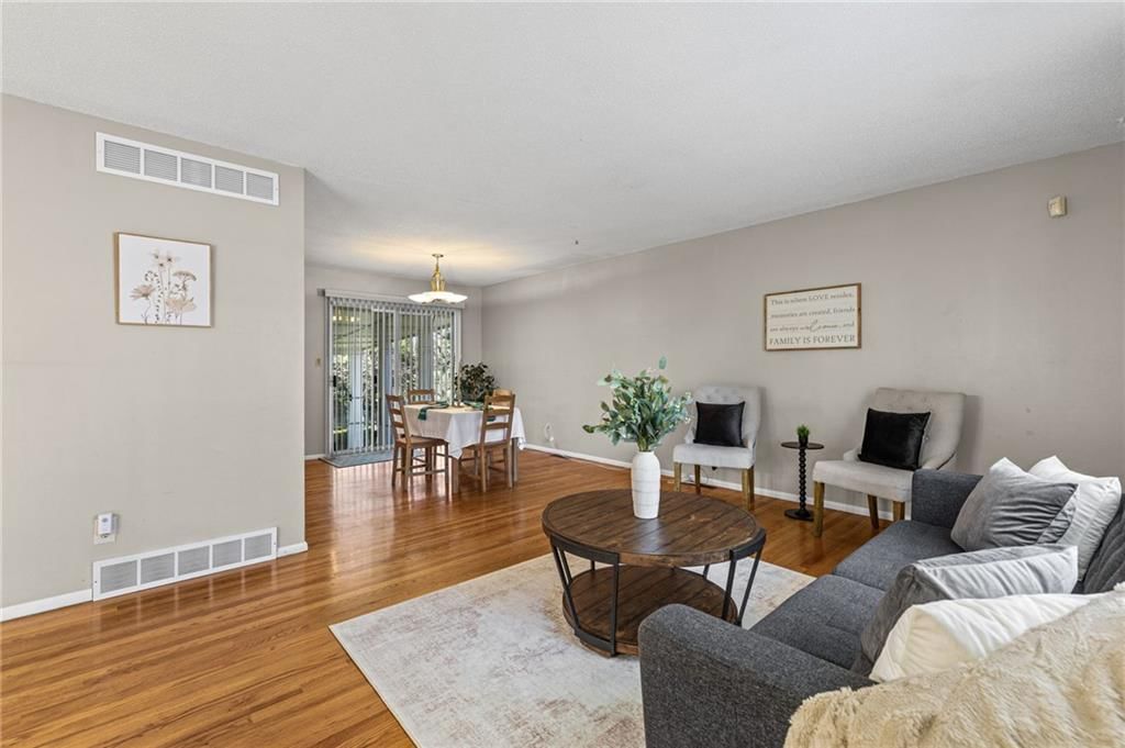 Photo 5 of 38, 11908 Belmont Avenue, Grandview, MO 64030