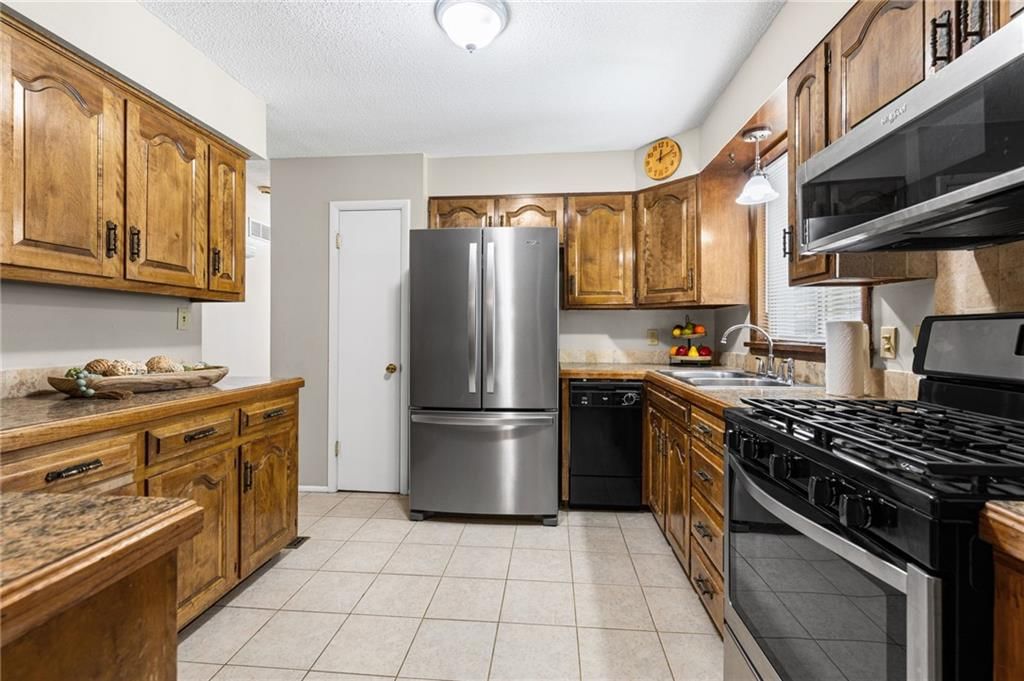 Photo 10 of 38, 11908 Belmont Avenue, Grandview, MO 64030