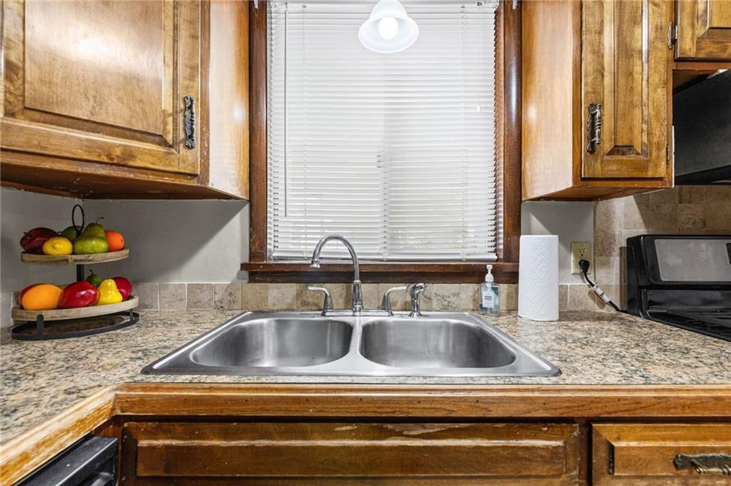 Photo 11 of 38 - 11908 Belmont Avenue, Grandview, MO 64030