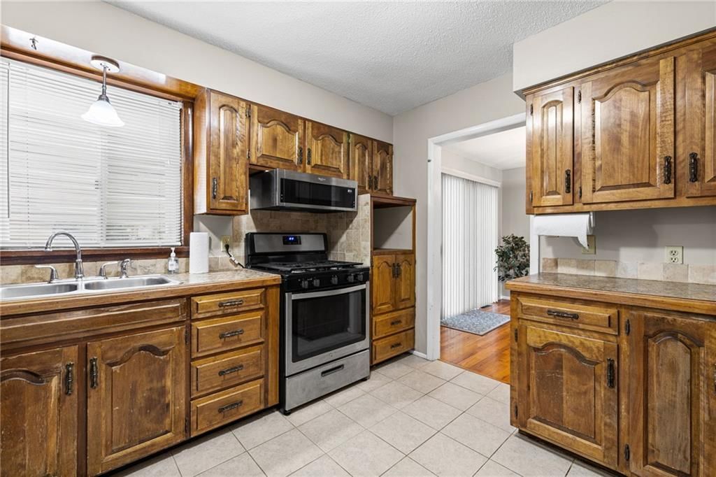 Photo 12 of 38 - 11908 Belmont Avenue, Grandview, MO 64030