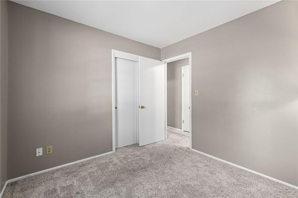 Photo 14 of 38 - 11908 Belmont Avenue, Grandview, MO 64030