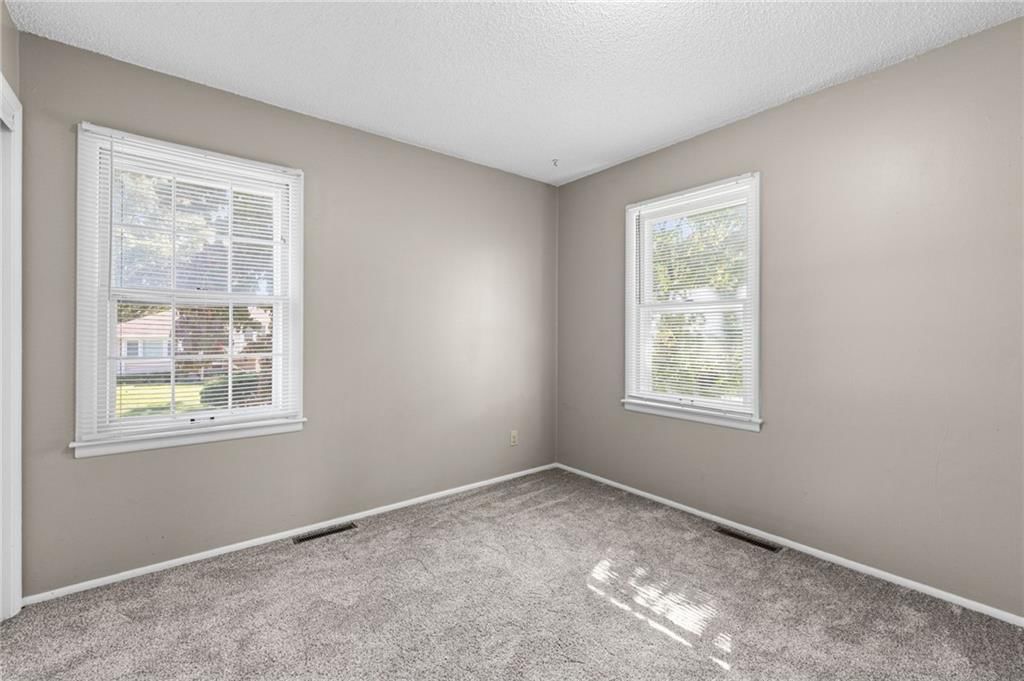Photo 15 of 38 - 11908 Belmont Avenue, Grandview, MO 64030