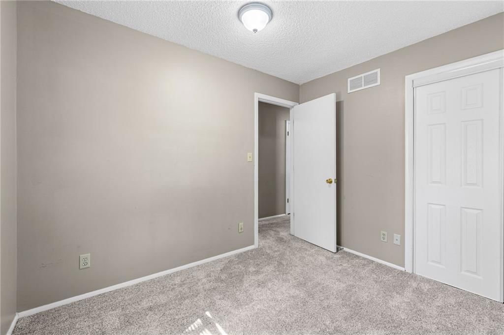 Photo 17 of 38 - 11908 Belmont Avenue, Grandview, MO 64030