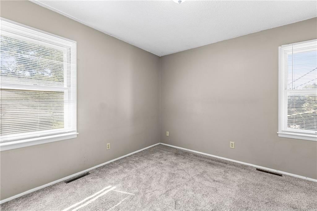 Photo 18 of 38 - 11908 Belmont Avenue, Grandview, MO 64030