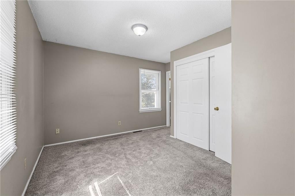 Photo 19 of 38 - 11908 Belmont Avenue, Grandview, MO 64030