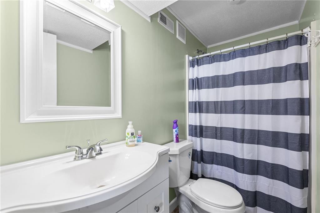 Photo 25 of 38 - 11908 Belmont Avenue, Grandview, MO 64030