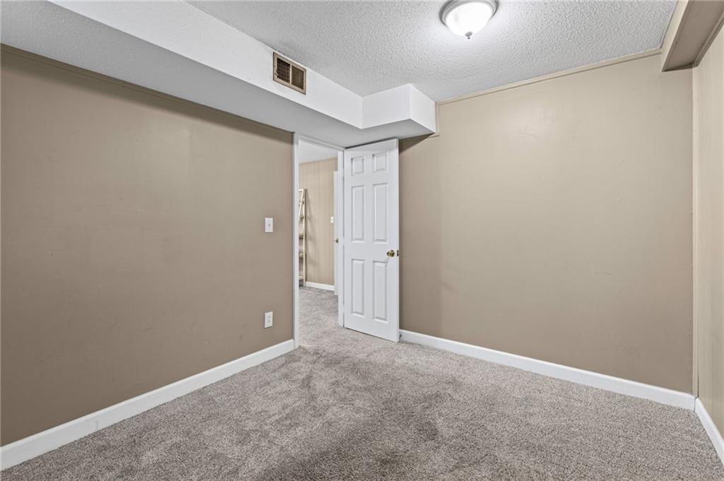 Photo 27 of 38 - 11908 Belmont Avenue, Grandview, MO 64030