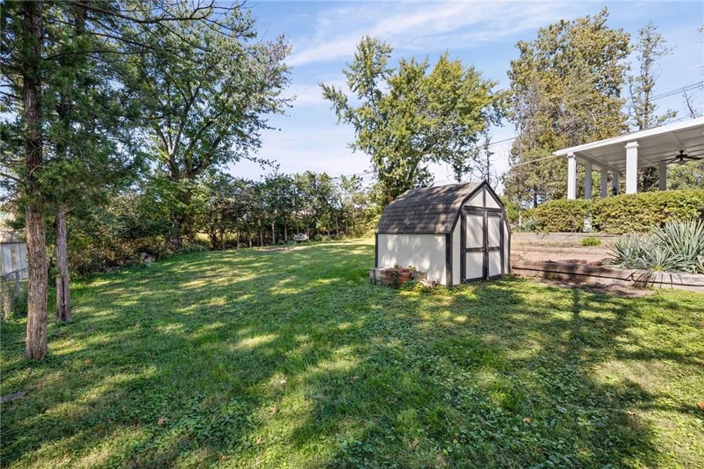 Photo 28 of 38 - 11908 Belmont Avenue, Grandview, MO 64030