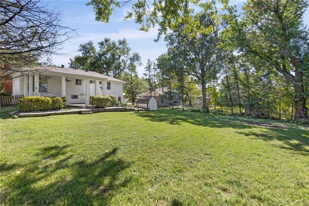 Photo 32 of 38 - 11908 Belmont Avenue, Grandview, MO 64030
