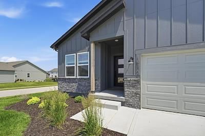 Covered front porch at 1516 SW 8th Terrace, Oak Grove, MO 64075
