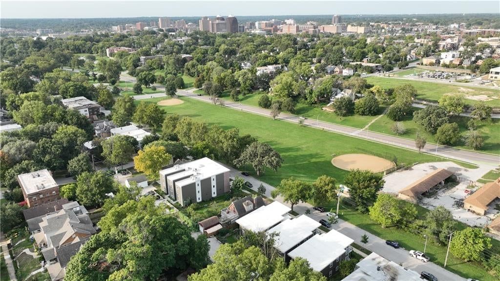 Photo 4 of 20 - 3915 Kenwood Avenue, Kansas City, MO 64110