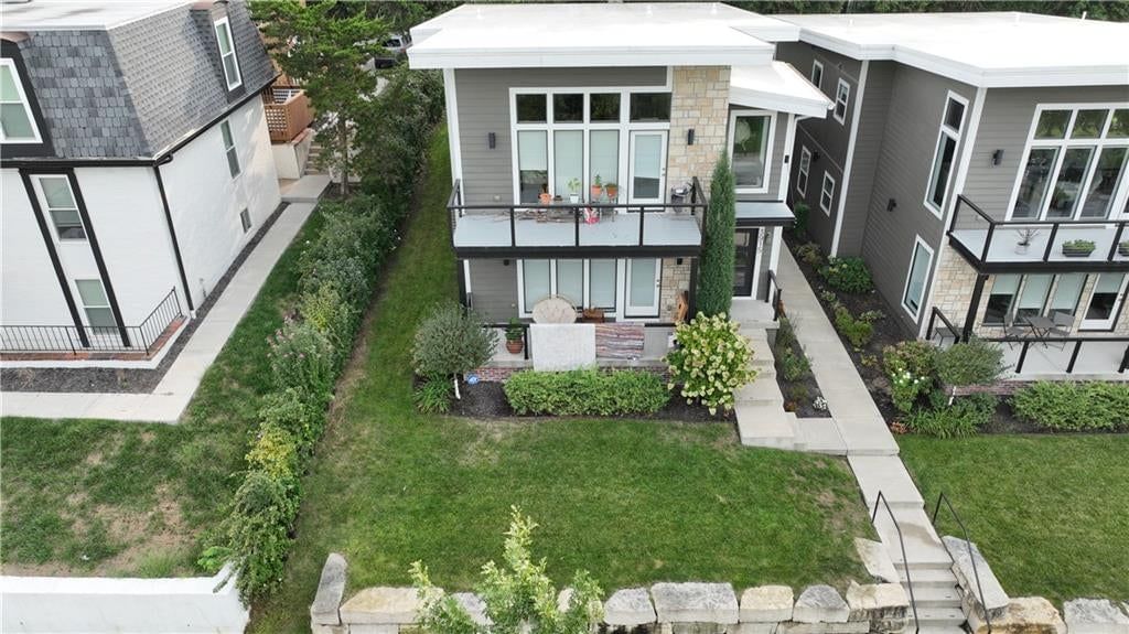 Photo 5 of 20 - 3915 Kenwood Avenue, Kansas City, MO 64110