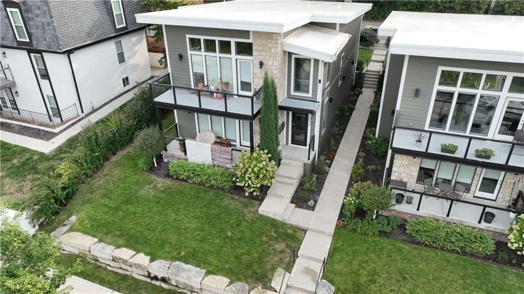 Photo 6 of 20 - 3915 Kenwood Avenue, Kansas City, MO 64110