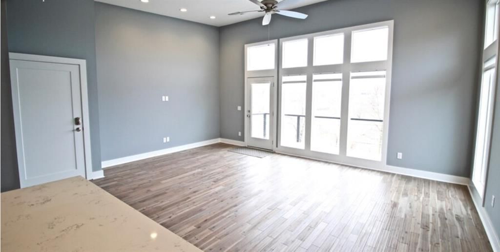 Photo 11 of 20 - 3915 Kenwood Avenue, Kansas City, MO 64110