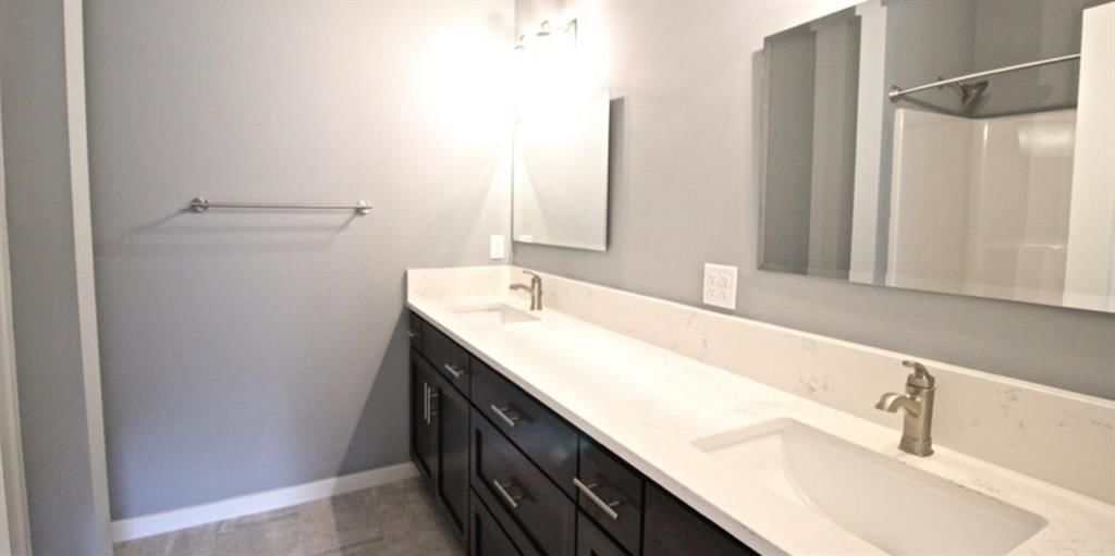 Double vanity at 3915 Kenwood Avenue, Kansas City, MO 64110