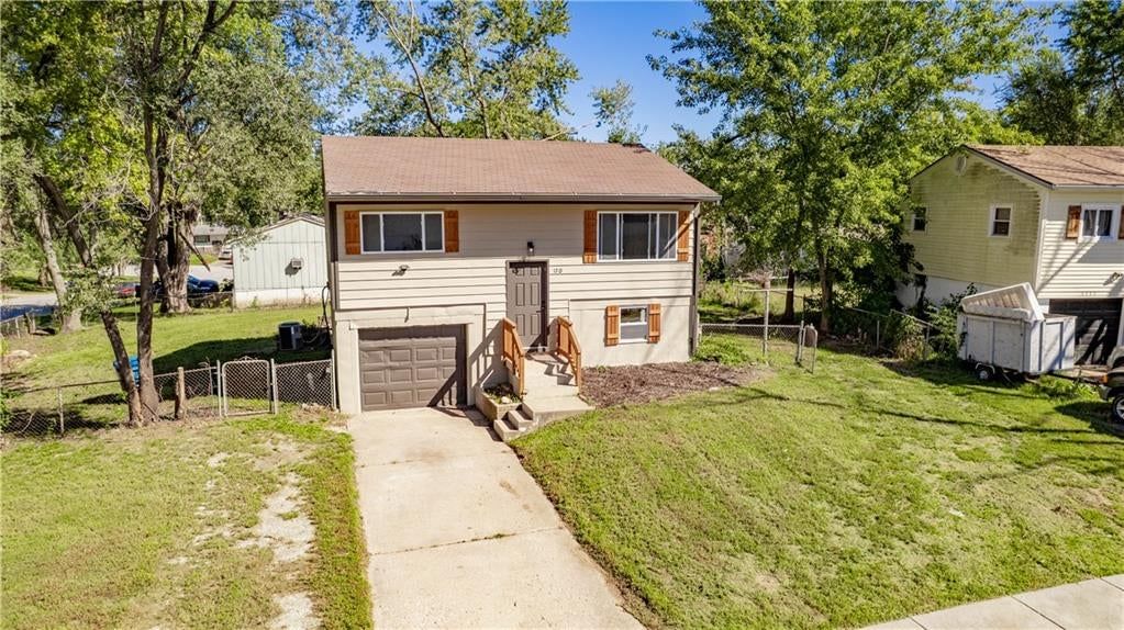 1515 N Osage Trail, Independence, MO: listing photo 2