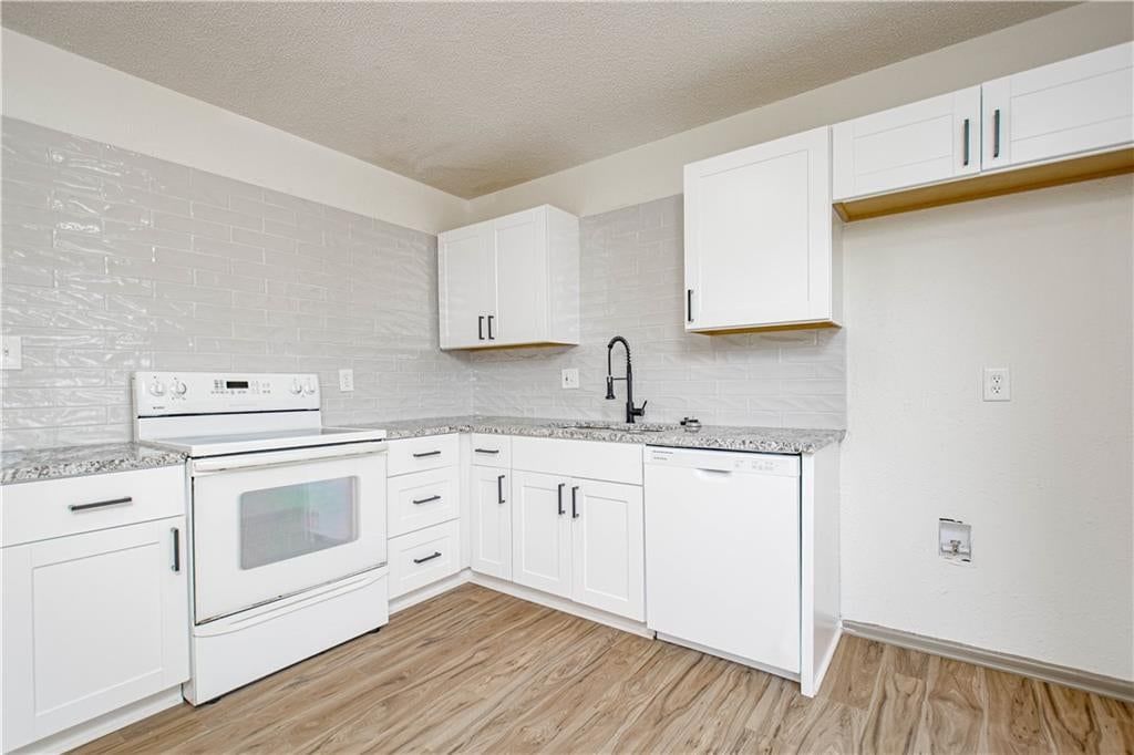 Photo 9: white kitchen cabinets, 1515 N Osage Trail, Independence, MO 64058