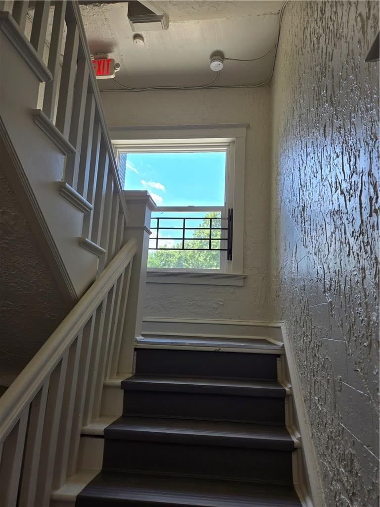 2333 Lister Avenue, Kansas City, MO: listing photo 2