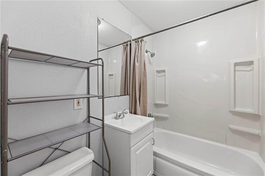 Photo 28 of 40 - 5701 W 53rd Street, Mission, KS 66202