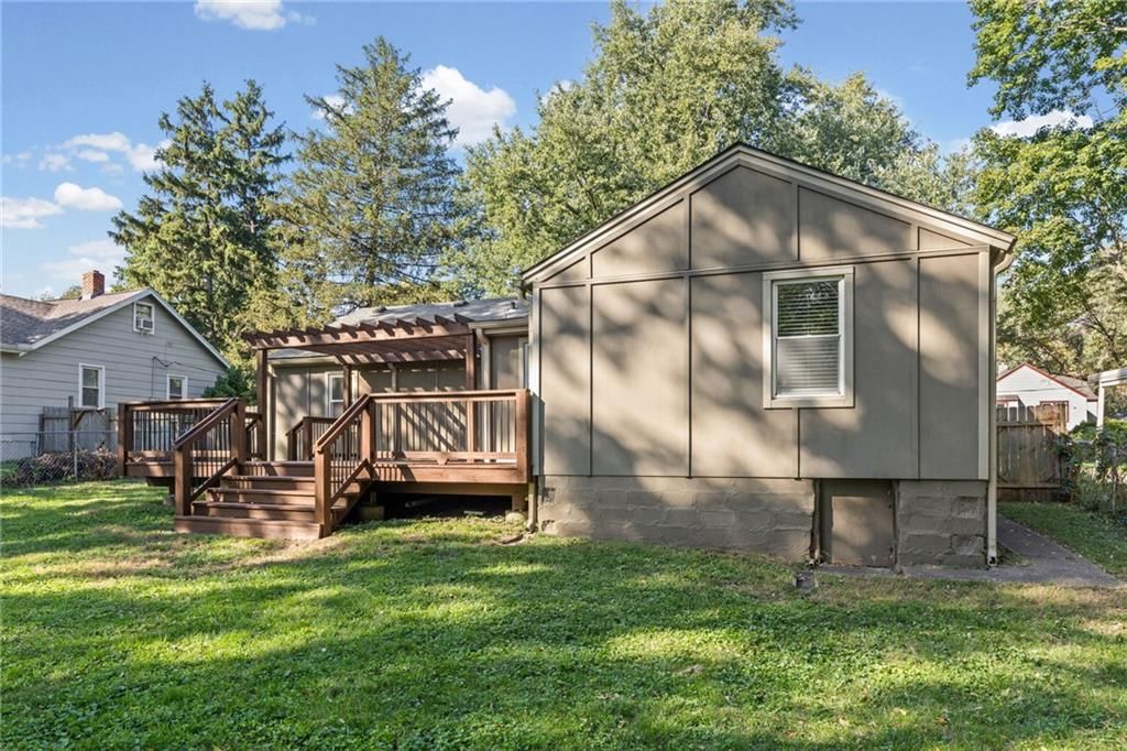 Photo 32 of 40 - 5701 W 53rd Street, Mission, KS 66202