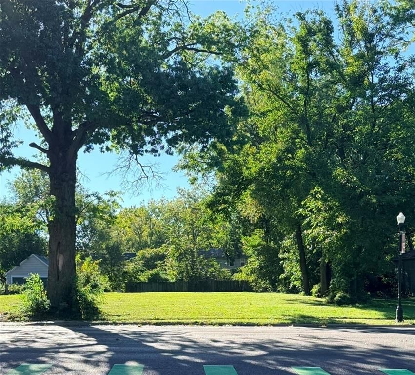 8321 Santa Fe Drive, Overland Park, KS: listing photo 2