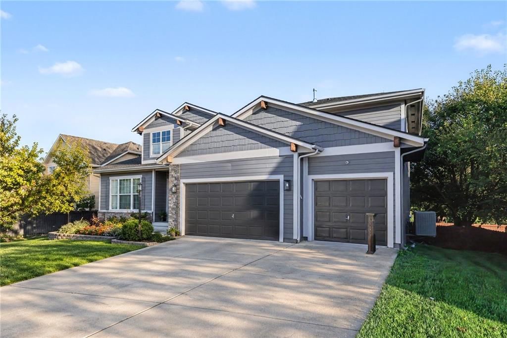 23310 W 52nd Street, Shawnee, KS: listing photo 3