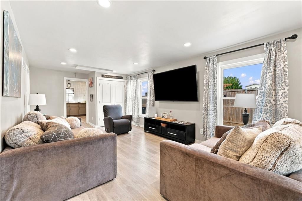 Photo 8 of 36 - 2638 Jarboe Street, Kansas City, MO 64108