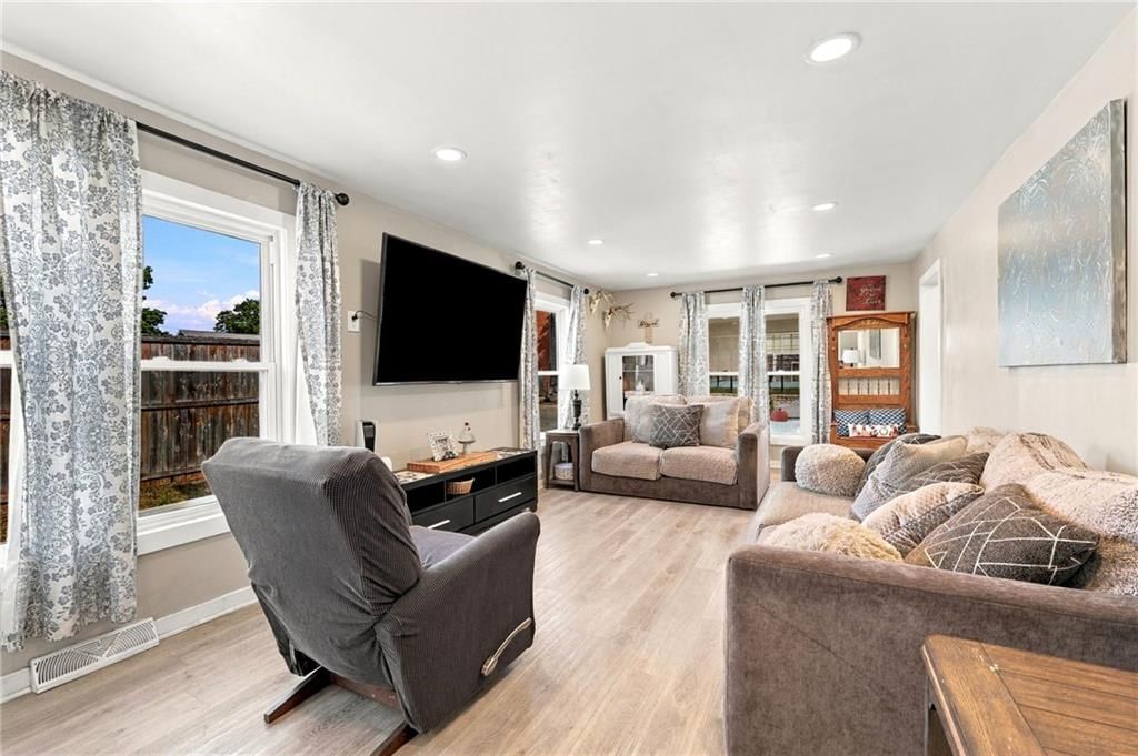 Open floor plan at 2638 Jarboe Street, Kansas City, MO 64108