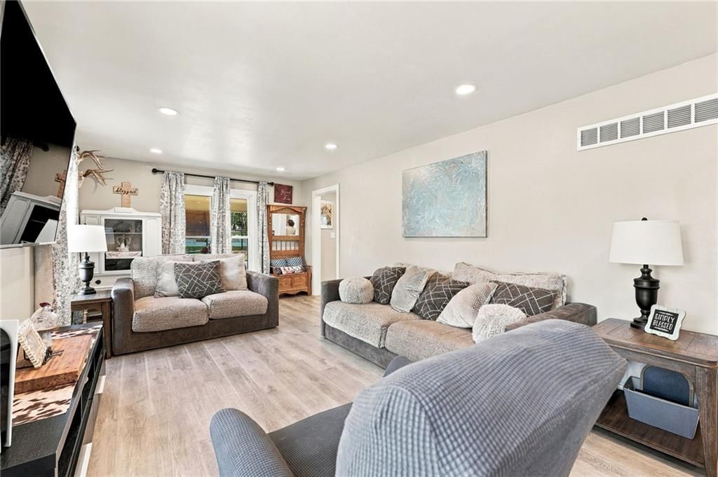 Photo 10 of 36 - 2638 Jarboe Street, Kansas City, MO 64108