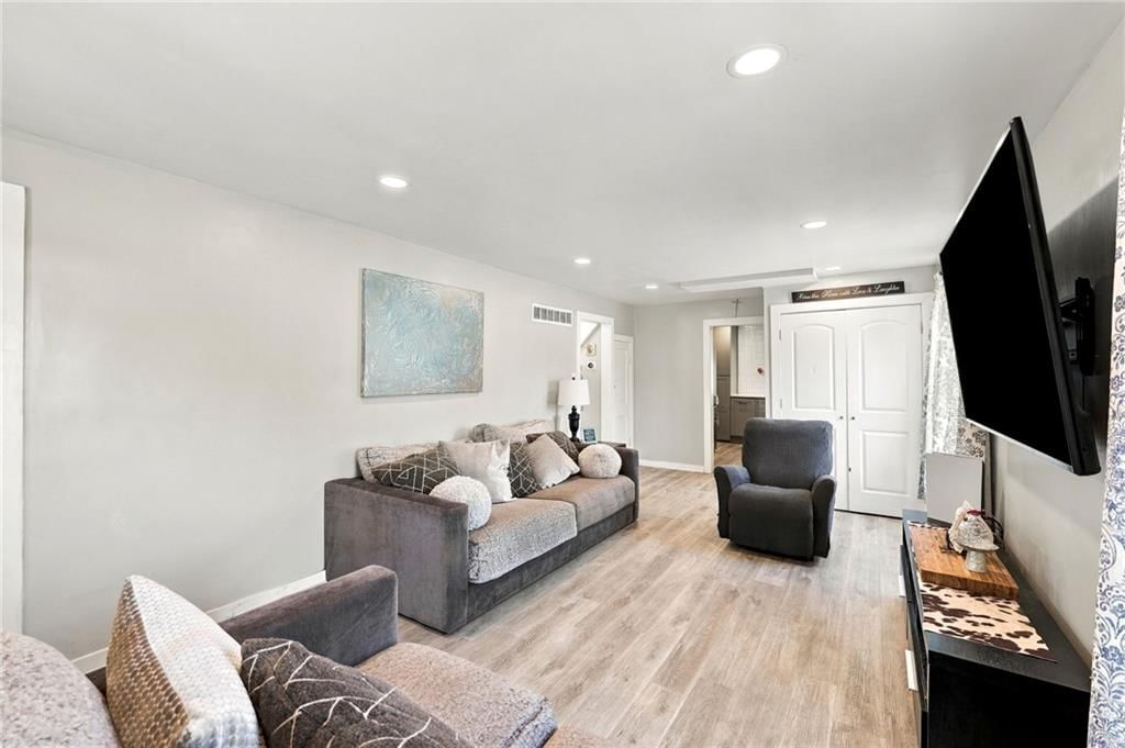 Photo 11 of 36 - 2638 Jarboe Street, Kansas City, MO 64108