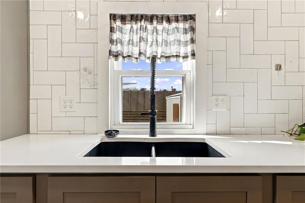 Photo 14 of 36 - 2638 Jarboe Street, Kansas City, MO 64108