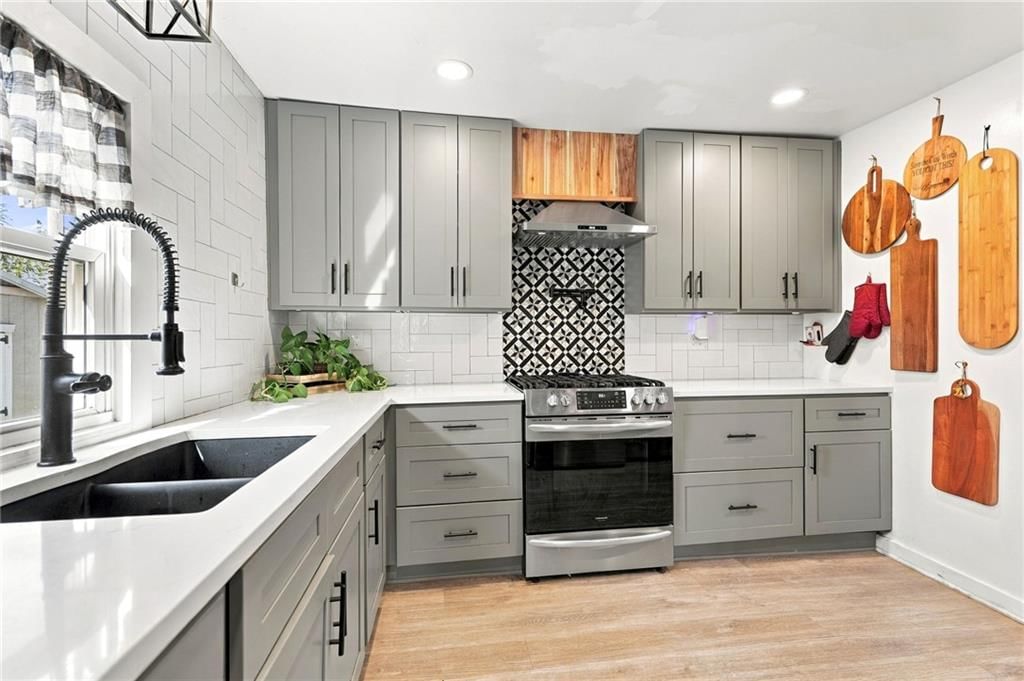 Photo 18 of 36 - 2638 Jarboe Street, Kansas City, MO 64108