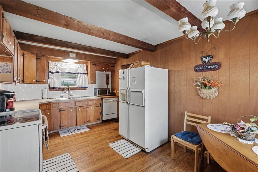 Breakfast nook at 11905 Little Blue Road, Kansas City, MO 64133