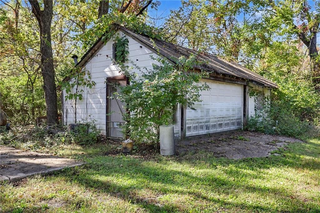 Photo 27 of 39 - 11905 Little Blue Road, Kansas City, MO 64133