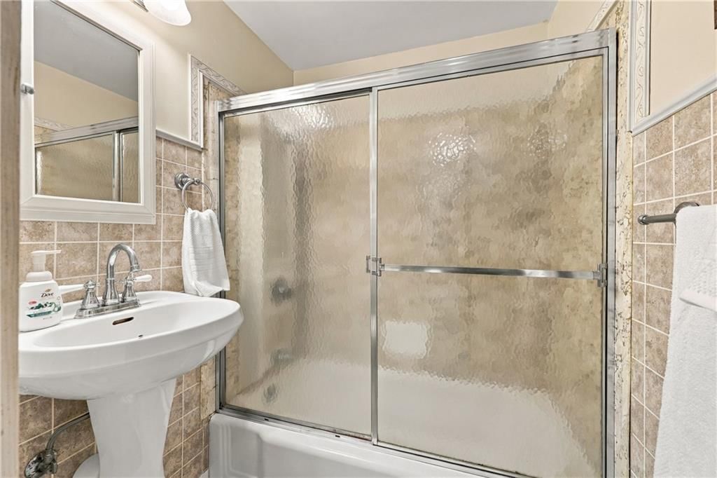 Photo 12 of 30 - 1009 E 134th Street, Grandview, MO 64030