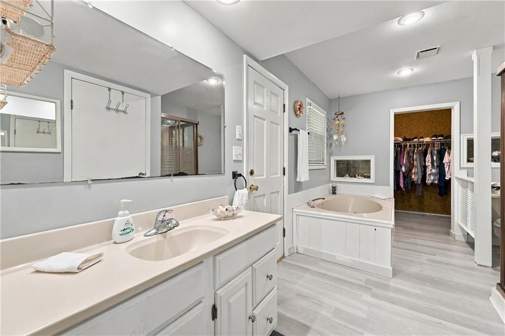 Double vanity and white vanity at 1009 E 134th Street, Grandview, MO 64030