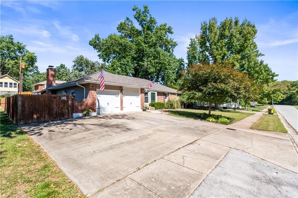 15390 E 45th Street S, Independence, MO: listing photo 2