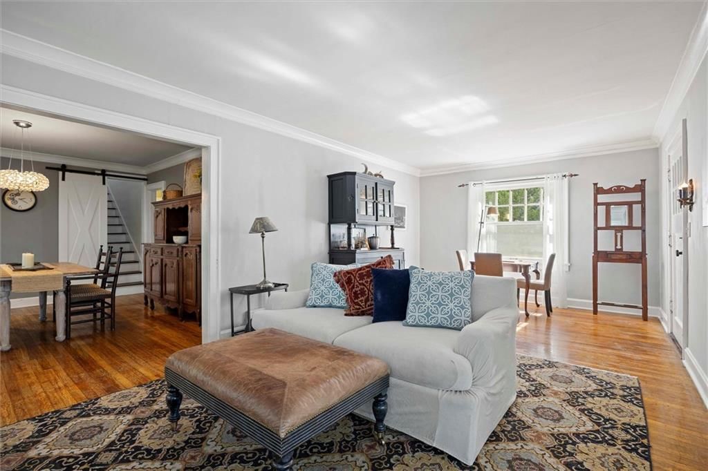 6027 BROOKSIDE Boulevard, Kansas City, MO