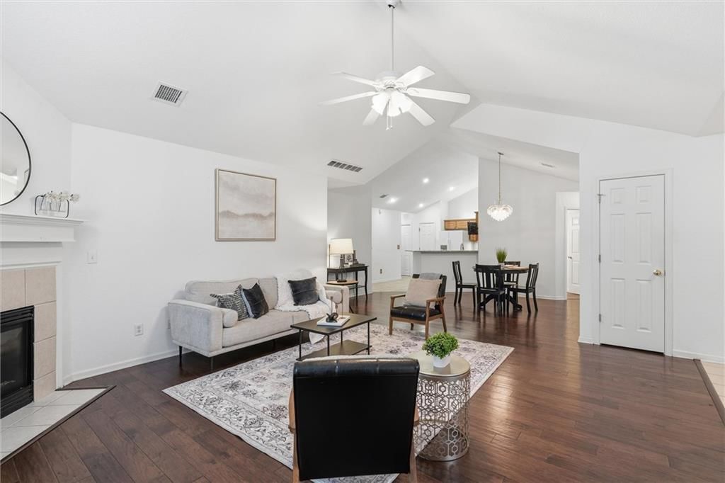 Open floor plan and breakfast nook at 6122 NE KENSINGTON Drive, Lee's Summit, MO 64064