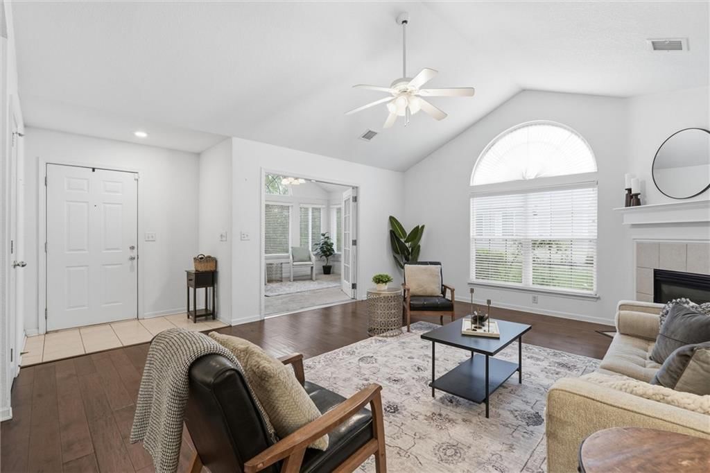 Photo 9 of 39 - 6122 NE KENSINGTON Drive, Lee's Summit, MO 64064