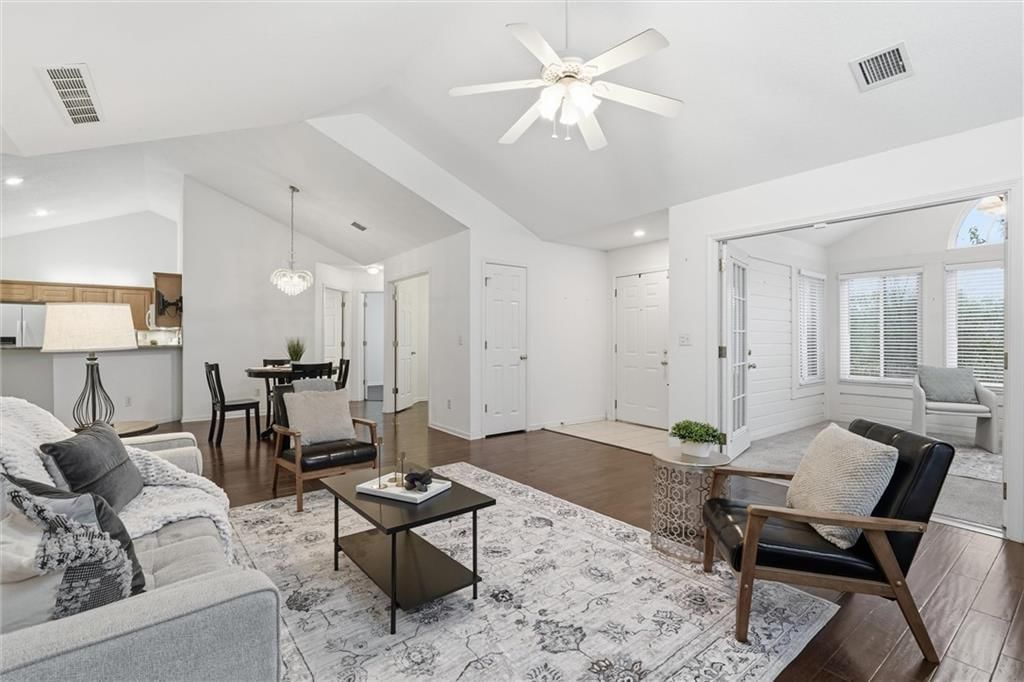 Photo 10 of 39 - 6122 NE KENSINGTON Drive, Lee's Summit, MO 64064