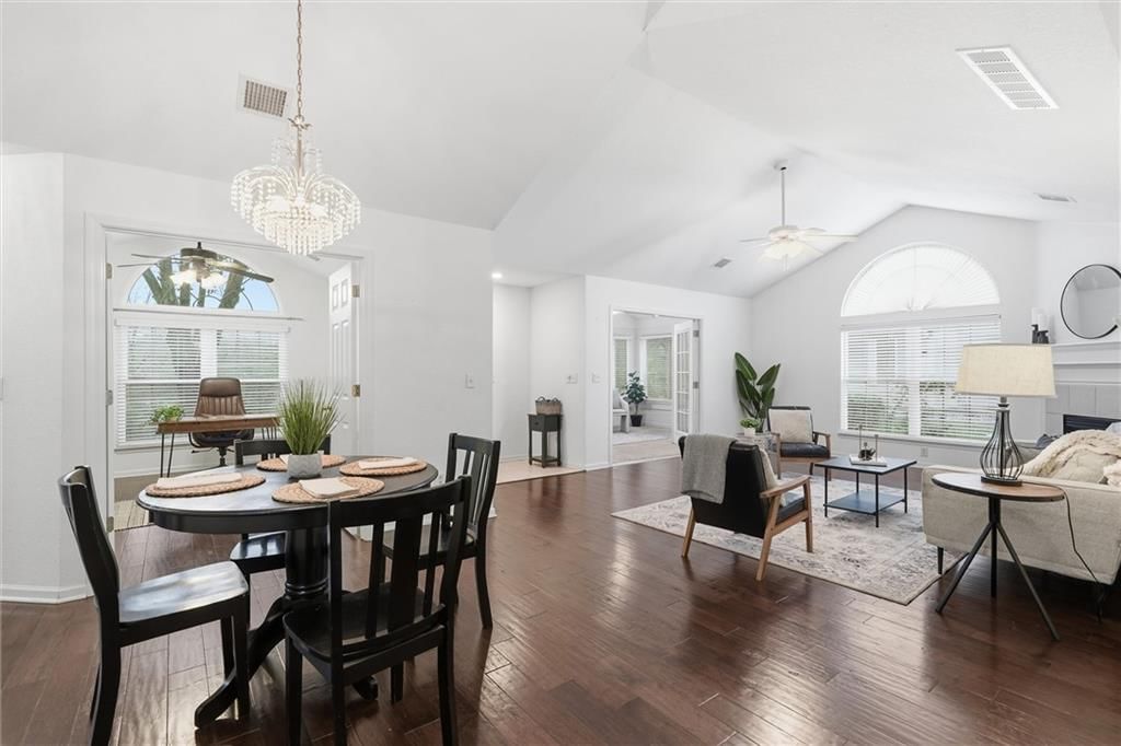 Statement lighting at 6122 NE KENSINGTON Drive, Lee's Summit, MO 64064