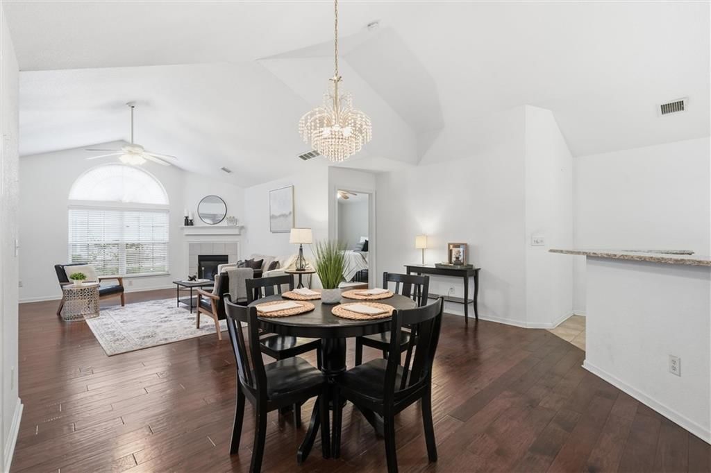 Photo 12 of 39 - 6122 NE KENSINGTON Drive, Lee's Summit, MO 64064