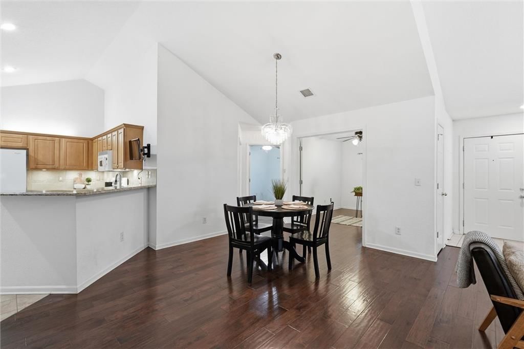 Photo 13 of 39 - 6122 NE KENSINGTON Drive, Lee's Summit, MO 64064