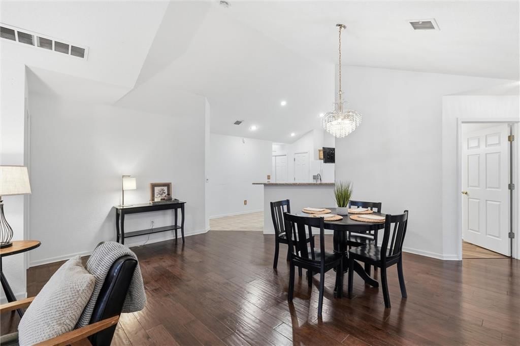 Photo 14 of 39 - 6122 NE KENSINGTON Drive, Lee's Summit, MO 64064