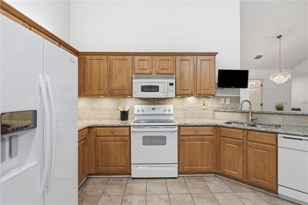 Photo 15 of 39 - 6122 NE KENSINGTON Drive, Lee's Summit, MO 64064
