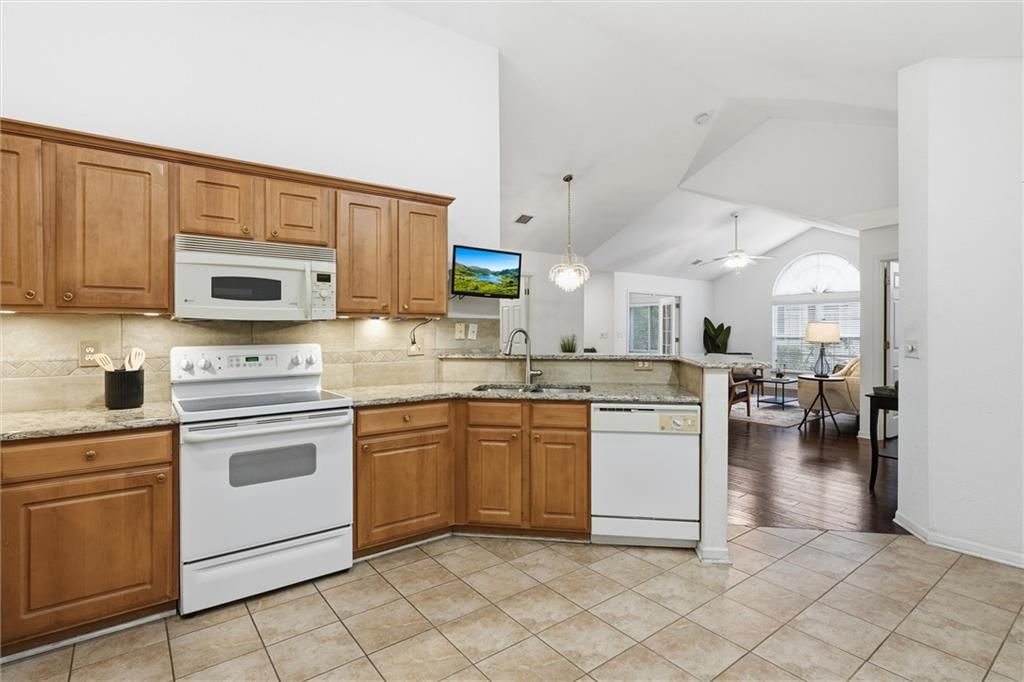 Photo 16 of 39 - 6122 NE KENSINGTON Drive, Lee's Summit, MO 64064