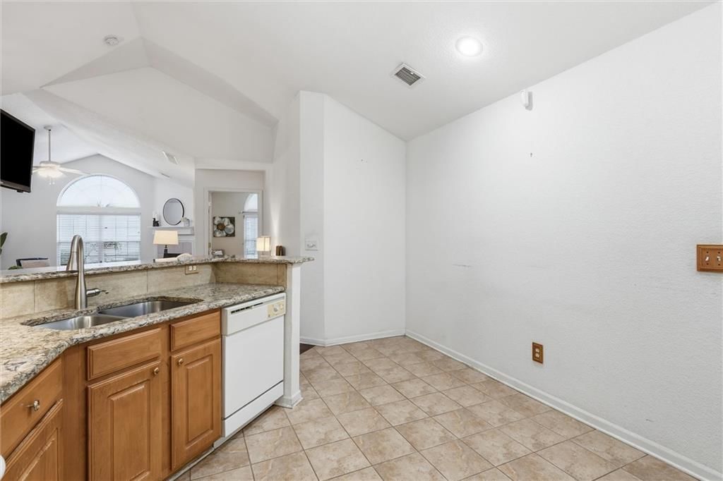 Photo 17 of 39 - 6122 NE KENSINGTON Drive, Lee's Summit, MO 64064