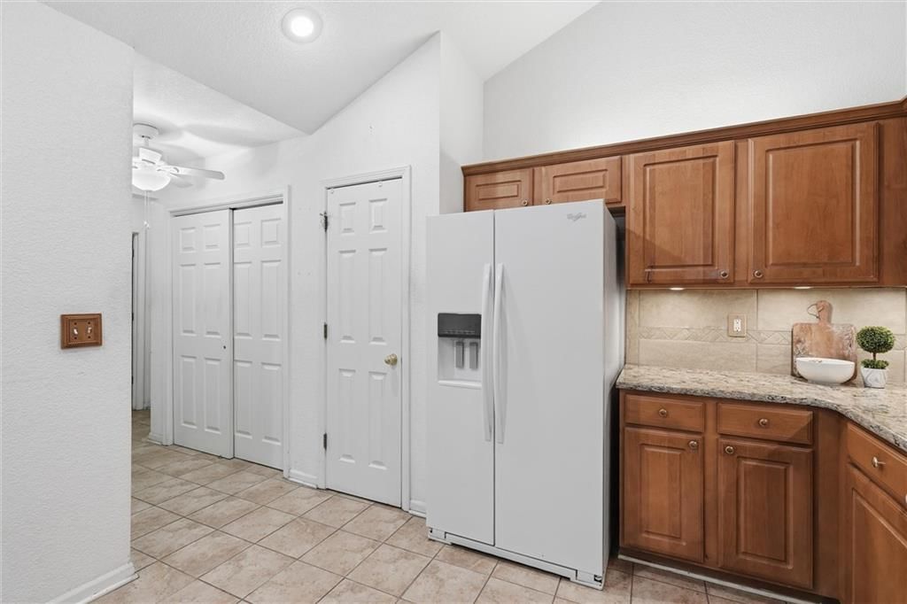 Photo 18 of 39 - 6122 NE KENSINGTON Drive, Lee's Summit, MO 64064